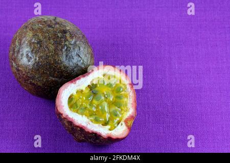 Nahaufnahme von reifen und saftigen Granadilla Passionsfrucht Stockfoto