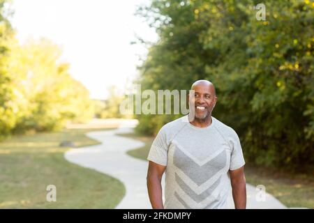 Reifer afroamerikanischer Mann, der draußen spazieren geht. Stockfoto