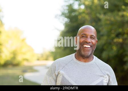 Reifer afroamerikanischer Mann, der draußen spazieren geht. Stockfoto