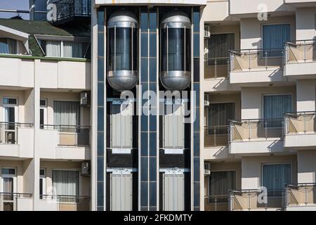 Ein altes verlassene Hotelgebäude mit einem Aufzug auf der Straße, Klimaanlage Stockfoto