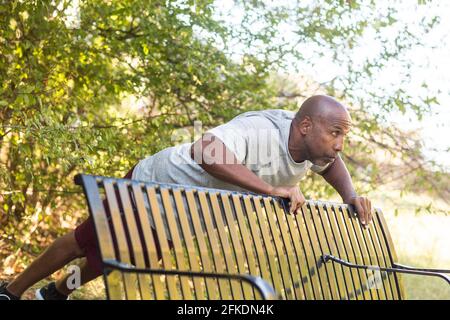 Reife afrikanisch-amerikanische Arbeit aus und tun Liegestütze. Stockfoto