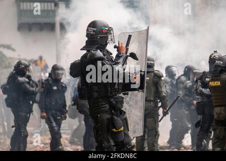 Agenten der mobilen Anti-Riot-Truppe versuchen, die zu zerstreuen Demonstranten am ersten Tag des nationalen Streiks für Das von der nationa vorgeschlagene Projekt Stockfoto