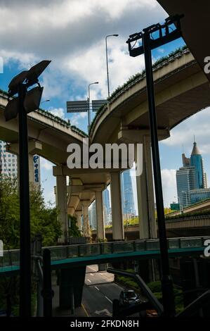 Eine Überführung, die eine erhöhte Straße verbindet, auf der sich die erhöhten Straßen Nord-Süd und Yan’an im Zentrum von Shanghai, China, treffen. Stockfoto