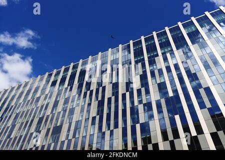 Blick auf die Fassade eines modernen Bürogebäudes. Stockfoto