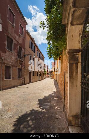 Leere Straße am hellen Sommertag, Piscina Saint'Agnese Straße, Dorsoduro, Venedig Stockfoto