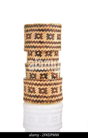 Handgemachtes Naturprodukt, runder Weidenkorb, Rattan-Weberei. Umweltfreundliches und nachhaltiges Konzept. Umweltfreundliches Einkaufen und recycelte Geschenke. Stockfoto