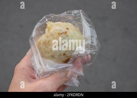 Gebratenes Schweinebun bao, eine Nahaufnahme des taiwanesischen traditionellen Sheng jian bao (Dim Sum) bei lokalen Straßenessen in Taipei, Taiwan. Stockfoto