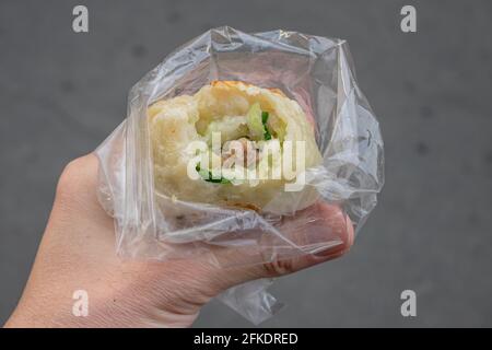 Gebratenes Schweinebun bao, eine Nahaufnahme des taiwanesischen traditionellen Sheng jian bao (Dim Sum) bei lokalen Straßenessen in Taipei, Taiwan. Stockfoto