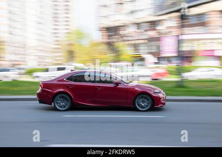 Ukraine, Kiew - 20. April 2021: Red Lexus BEWEGT sich auf der Straße. Redaktionell Stockfoto