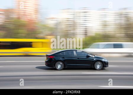 Ukraine, Kiew - 20. April 2021: Schwarzer Hyundai Elantra-Wagen fährt auf der Straße. Redaktionell Stockfoto