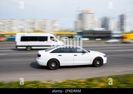 Ukraine, Kiew - 20. April 2021: Weißer Audi A6 auf der Straße. Redaktionell Stockfoto