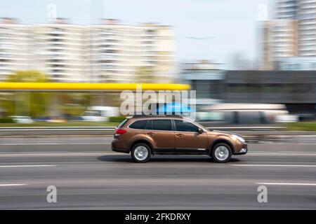 Ukraine, Kiew - 20. April 2021: Brown Subaru Outback Auto bewegt sich auf der Straße. Redaktionell Stockfoto