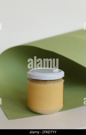 Erdnussbutter in geschlossenem Glas Mandel-Cashew oder Erdnussbutter Im geschlossenen Behälter Stockfoto