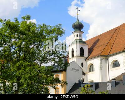 Kirche am Fluss Rienz in der Altstadt von Bruneck, Südtirol, Bruneck, Südtirol, Italien, Italien, Europa Stockfoto
