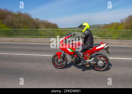 2003 rote Ducati Multistrada 1000 s; Motorradfahrer; zweirädriger Transport, Motorräder, Fahrzeug, Straßen, Motorräder, Motorradfahrer fahren in Chorley, Großbritannien Stockfoto