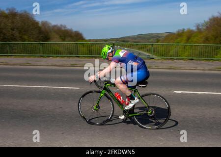 Radsportler mit Cannondale Sport-Rennrad, verschwommen, niedrige Verschlusszeit, Bewegungsunschärfe, verschwommen, Moving, Panning Moving Road Race Bikes, Cycling, Carbon Fiber Fahrradrahmen, Monocoque Composite Bike Frame; schnelle Radfahrer Rennen mit Geschwindigkeit, Biker auf Landstraße über Autobahnbrücke im ländlichen Lancashire, Großbritannien Stockfoto