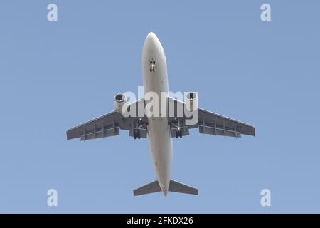 ISTANBUL, TÜRKEI – 23. FEBRUAR 2021: MNG Airlines Airbus A300-622RF (CN 734) landet auf dem Flughafen Istanbul Atatürk. Stockfoto