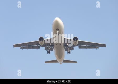 ISTANBUL, TÜRKEI – 23. FEBRUAR 2021: MNG Airlines Airbus A300-622RF (CN 734) landet auf dem Flughafen Istanbul Atatürk. Stockfoto