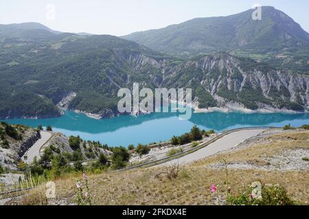 Panoramablick auf den See von Serre Ponçon und die Autobahn in den Bergen der südlichen Alpen, Frankreich Stockfoto