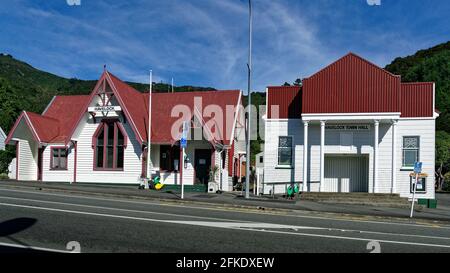 Havelock, Marlborough/Neuseeland - 15. März 2021: ISite-Informationszentrum und Rathaus, Main Street / State Highway 6. Stockfoto