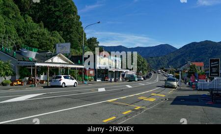 Havelock, Marlborough/Neuseeland - 15. März 2021: Havelock Main Street / State Highway 6, Marlborough Sounds, Neuseeland. Das Mussel Pot Restaurant Stockfoto