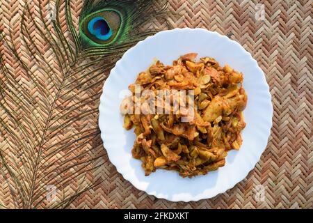 Jackfrucht-Rührbraten mit einem „Fritteuse“ oder Kathal KI sabji. Indische köstliche Beilage. Authentisches hausgemachtes asiatisches Gemüse, das mit Masalas gekocht wird. Stockfoto