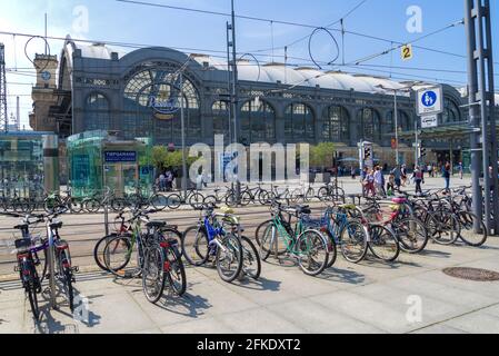 DRESDEN, DEUTSCHLAND - 29. APRIL 2018: Blick auf das Gebäude des Dresdner Hauptbahnhofs an einem sonnigen Apriltag Stockfoto