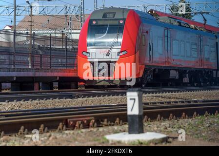 VYBORG, RUSSLAND - 09. MAI 2018: Der Hauptwagen des Elektrozuges ES2G aus nächster Nähe. Bahnhof der Stadt Vyborg Stockfoto