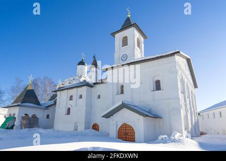 Kirche der Fürbitte der seligen Jungfrau Maria des Klosters Alexandro Svirsky an einem sonnigen Februartag. Leningrad, Russland Stockfoto