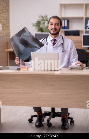 Junger Arzt Radiologe im Büro sitzen Stockfoto