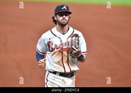 Atlanta, GA, USA. April 2021. Atlanta Braves-Feldspieler Dansby Swanson läuft am Ende des achten Innings eines MLB-Spiels gegen die Chicago Cubs im Truist Park in Atlanta, GA, zurück zum Dugout. Austin McAfee/CSM/Alamy Live News Stockfoto