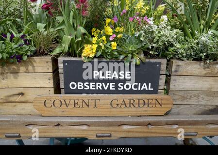 London, England, Großbritannien. Covent Garden – Schild „Please observe Social (Distancing)“, das die Käufer nach der COVID-Sperre am 2021. April willkommen heißt Stockfoto