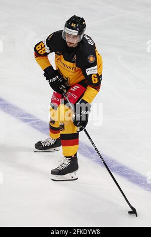 Nürnberg, Deutschland. April 2021. Eishockey: Internationales Spiel, Deutschland - Tschechien, in der Arena Nürnberger Versicherung. Oliver Mebus aus Deutschland spielt den Puck. Quelle: Daniel Karmann/dpa/Alamy Live News Stockfoto