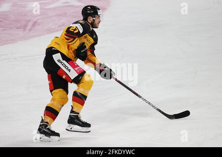 Nürnberg, Deutschland. April 2021. Eishockey: Internationales Spiel, Deutschland - Tschechien, in der Arena Nürnberger Versicherung. Sebastian Uvira aus Deutschland spielt den Puck. Quelle: Daniel Karmann/dpa/Alamy Live News Stockfoto