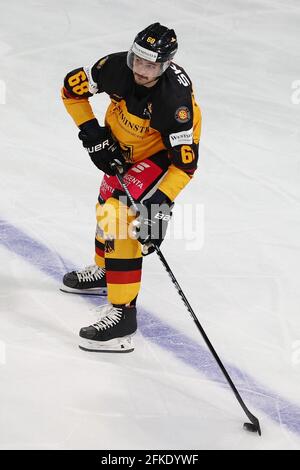 Nürnberg, Deutschland. April 2021. Eishockey: Internationales Spiel, Deutschland - Tschechien, in der Arena Nürnberger Versicherung. Oliver Mebus aus Deutschland spielt den Puck. Quelle: Daniel Karmann/dpa/Alamy Live News Stockfoto