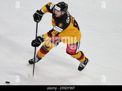 Nürnberg, Deutschland. April 2021. Eishockey: Internationales Spiel, Deutschland - Tschechien, in der Arena Nürnberger Versicherung. Marcel Brandt aus Deutschland spielt den Puck. Quelle: Daniel Karmann/dpa/Alamy Live News Stockfoto