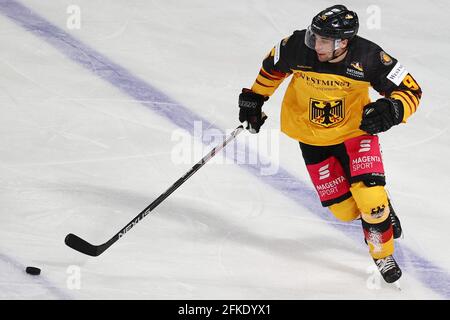 Nürnberg, Deutschland. April 2021. Eishockey: Internationales Spiel, Deutschland - Tschechien, in der Arena Nürnberger Versicherung. Frederik Tiffels aus Deutschland spielt den Puck. Quelle: Daniel Karmann/dpa/Alamy Live News Stockfoto