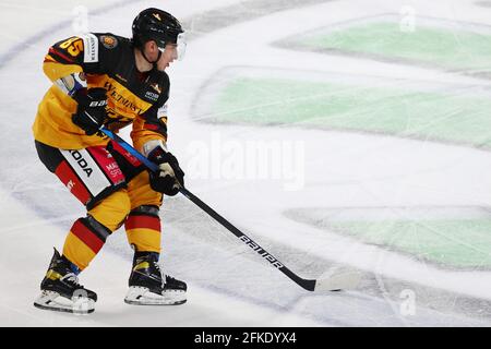 Nürnberg, Deutschland. April 2021. Eishockey: Internationales Spiel, Deutschland - Tschechien, in der Arena Nürnberger Versicherung. Marcel Brandt aus Deutschland spielt den Puck. Quelle: Daniel Karmann/dpa/Alamy Live News Stockfoto