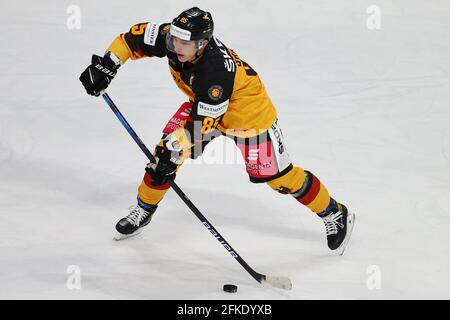 Nürnberg, Deutschland. April 2021. Eishockey: Internationales Spiel, Deutschland - Tschechien, in der Arena Nürnberger Versicherung. Marcel Brandt aus Deutschland spielt den Puck. Quelle: Daniel Karmann/dpa/Alamy Live News Stockfoto