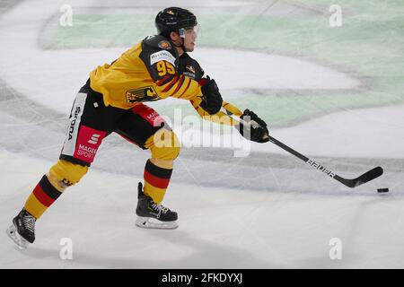 Nürnberg, Deutschland. April 2021. Eishockey: Internationales Spiel, Deutschland - Tschechien, in der Arena Nürnberger Versicherung. Frederik Tiffels aus Deutschland spielt den Puck. Quelle: Daniel Karmann/dpa/Alamy Live News Stockfoto