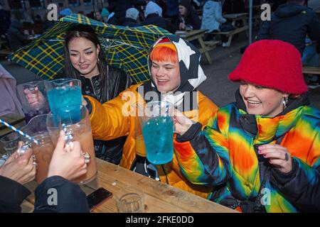 Vor dem Counting House im Zentrum von Glasgow, Schottland, Großbritannien, genossen die Menschen das Trinken im Freien Stockfoto