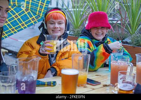 Vor dem Counting House im Zentrum von Glasgow, Schottland, Großbritannien, genossen die Menschen das Trinken im Freien Stockfoto