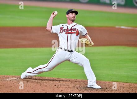 29. April 2021: Atlanta Braves Pitcher Josh Tomlin liefert während des vierten Innings eines MLB-Spiels gegen die Chicago Cubs im Truist Park in Atlanta, GA, einen Pitch aus. Austin McAfee/CSM Stockfoto