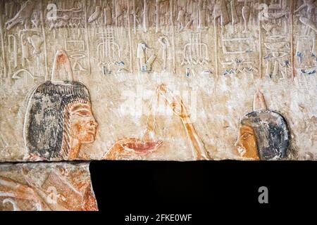 Kairo, Ägyptisches Museum, Relief von Merya und Sitti, gefunden in Saqqara, datiert aus dem neuen Königreich: Berühmt für die Musiker. Trankopfer. Stockfoto