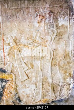 Kairo, Ägyptisches Museum, Relief von Merya und Sitti, gefunden in Saqqara, datiert aus dem neuen Königreich: Berühmt für die Musiker. Mädchen präsentiert Angebote. Stockfoto