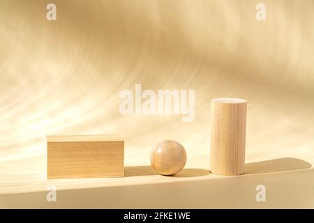 Konzeptioneller Hintergrund mit hellen Holzpodien und Holzkugel auf beigem Hintergrund für die Branding- und Verpackungspräsentation Ihres Produkts. Trendiger Stil Stockfoto
