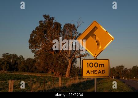 Ein A-Schild an einer Landstraße in Central Victoria, Australien Stockfoto