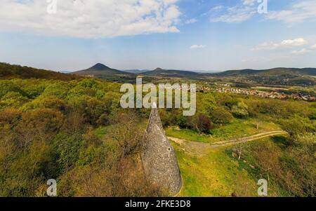 St. Stephen König Basaltsteinkapelle in Ungarn in der Nähe vom Plattensee in Badacsonytomyaj Dorf. Dieses erstaunliche Gebäude befindet sich auf der Badacsony-Bergspitze. Stockfoto