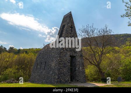 St. Stephen König Basaltsteinkapelle in Ungarn in der Nähe vom Plattensee in Badacsonytomyaj Dorf. Dieses erstaunliche Gebäude befindet sich auf der Badacsony-Bergspitze. Stockfoto