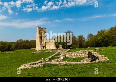 Gesegnete Frau Kirche Ruinen in Ungarn in der Nähe des Plattensees in Dorgicse Dorf. Erstaunlicher Panoramablick und einzigartige mittelalterliche historische Ruinen gibt es. Stockfoto